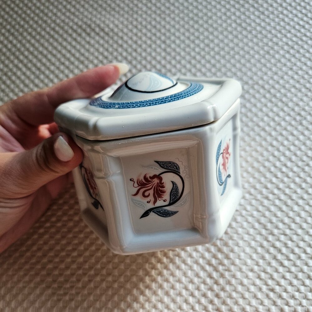 Royal Pavilion At Brighton for Elizabeth Arden Made in Japan Sugar Bowl w Lid‎